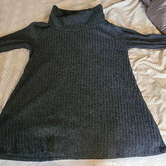 Entro sweater that is in good condition. - Picture 3 of 4